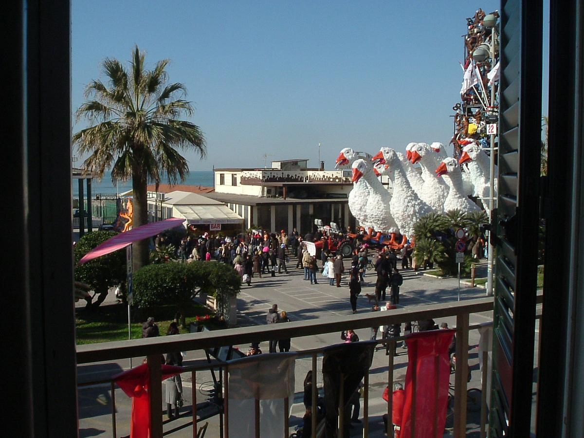 Hotel Ambra Viareggio Exterior photo